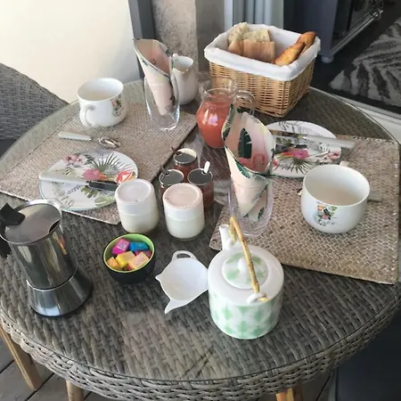 La Passiflore לינה וארוחת בוקר 4*